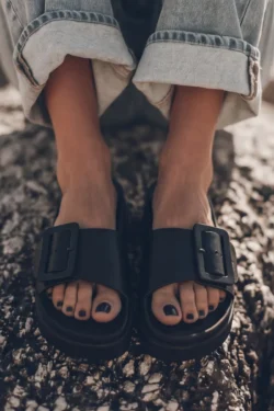 Boto moteriškos putplasčio platforminės šlepetės su sagtimi juodos Caramel