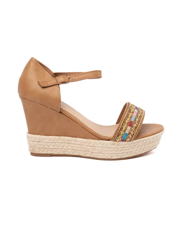 Boho sandalai ant pintos pakulnx117s su spalvingais papuox161imais