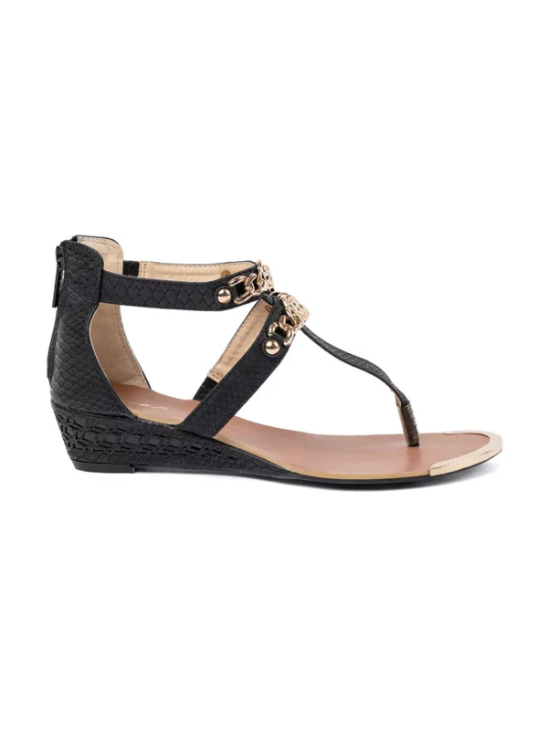 Juodi x17Eemakulniai sandalai su auksiniais papuox161imais