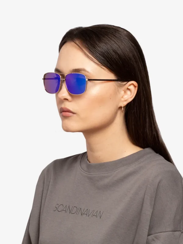 Moterix161ki akiniai nuo saulx117s violetinx117s spalvos