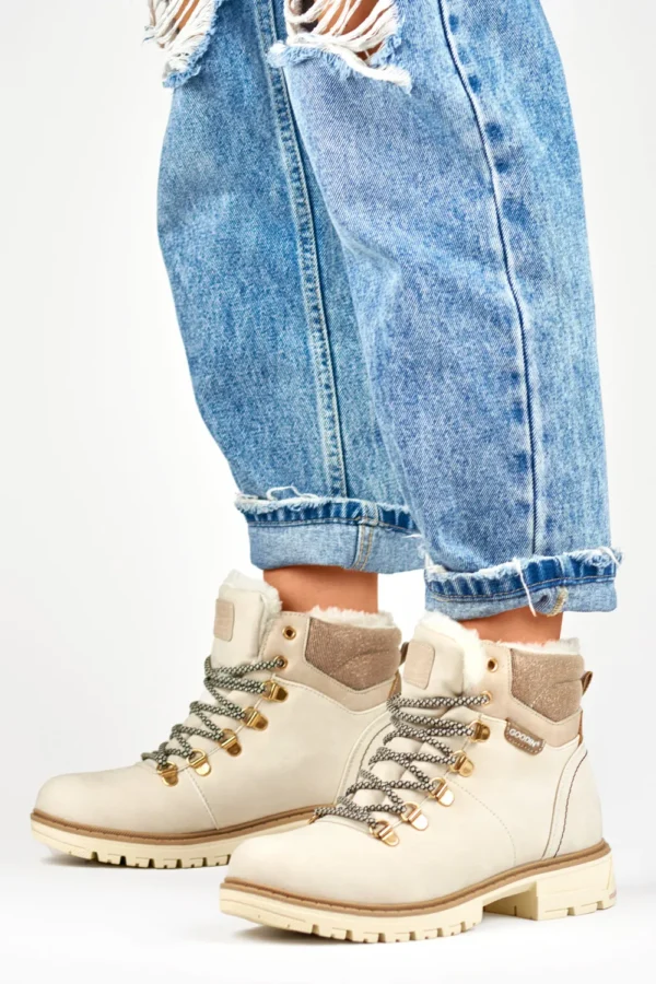 Moterix161ki apx161iltinti traperiai beige spalvos