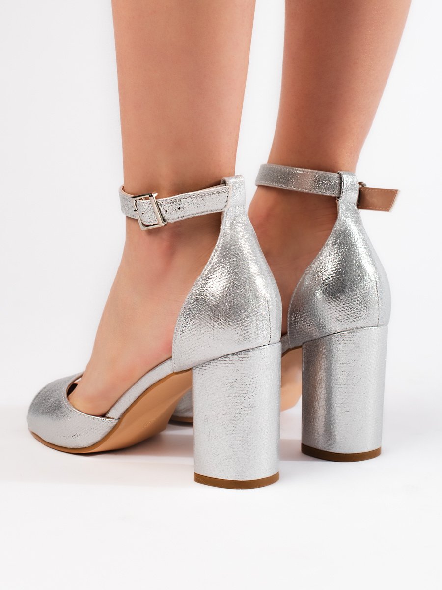 Moterix161ki sidabriniai smailianosiai sandalai