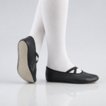 Juodi vaikiški šokių bateliai češkės 71F8-B su elastinėmis juostelėmis, padas ir profilis ant vaiko pėdų